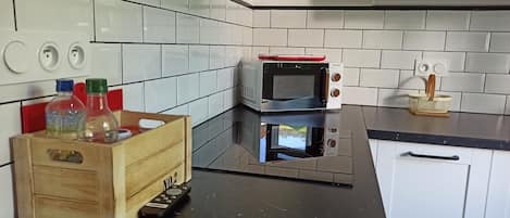 Réfrigérateur, micro-ondes, four, plaque de cuisson