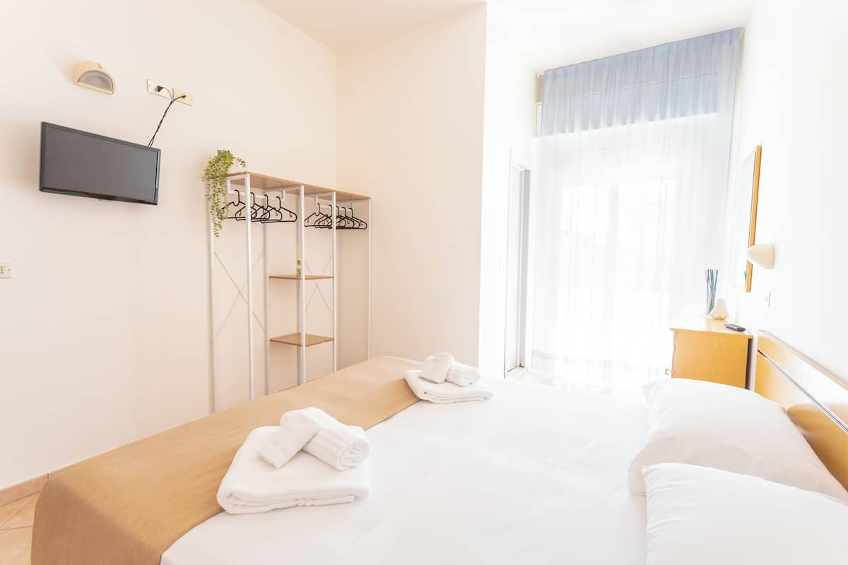 Eenvoudige tweepersoonskamer, balkon, uitzicht op strand | Een kluis op de kamer, een bureau