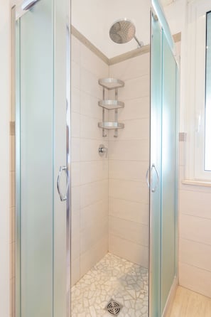 Comfort-Doppel- oder -Zweibettzimmer, Balkon | Badezimmer | Dusche, Handtücher, Seife, Shampoo