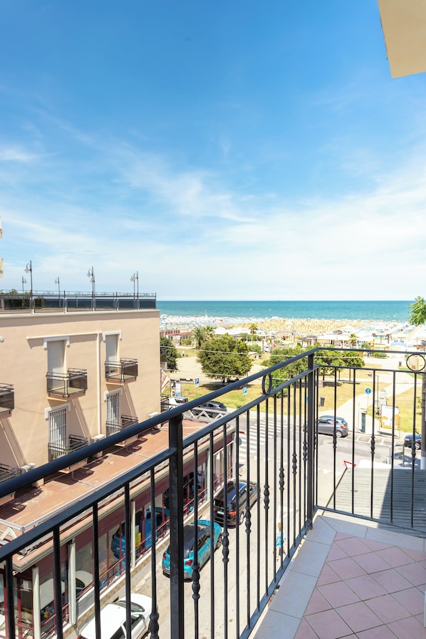 Basic-Doppelzimmer, Balkon, Strandblick | Zimmersafe, Schreibtisch