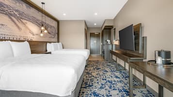 Standaard kamer, 2 queensize bedden, niet-roken | Een bureau, een laptopwerkplek, een strijkplank/strijkijzer