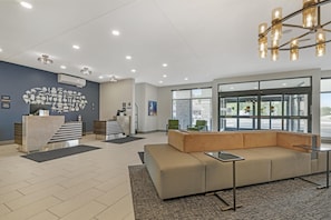 Lobby - Best Western Plus Marquette Hotel & Suites (Marquette)