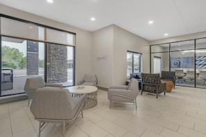 Lobby - Best Western Plus Marquette Hotel & Suites (Marquette)