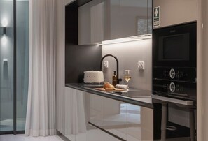 Kylskåp, mikrovågsugn, ugn och spishäll