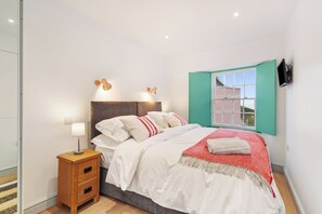 4 bedrooms, iron/ironing board, travel crib, free WiFi - Windermere House - Sea Views, Town Centre (Tenby)