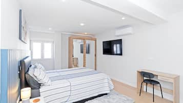 4 bedrooms, desk, iron/ironing board, internet