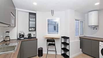 Microondas, horno, lavavajillas y cafetera o tetera