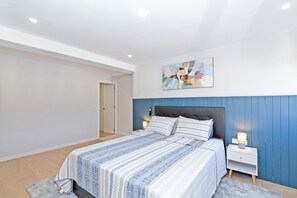 4 bedrooms, desk, iron/ironing board, Internet