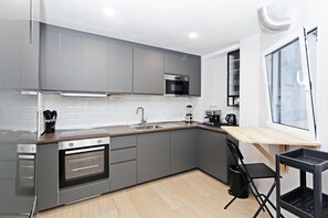 Microwave, oven, dishwasher, coffee/tea maker