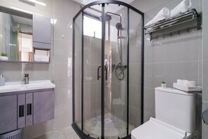 Een douche, een haardroger, handdoeken, zeep