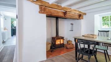 32-inch flat-screen TV with cable channels, fireplace