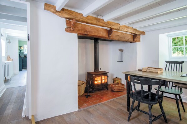 32-inch flat-screen TV with cable channels, fireplace