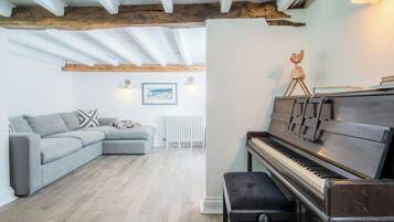 Traditionell stuga | Vardagsrum | 32-tums platt-tv med kabelkanaler och eldstad