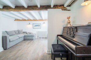 ChaumiÚre traditionnelle | Aire de séjour | Téléviseur à écran plat de 32 po avec télévision par cùble, foyer