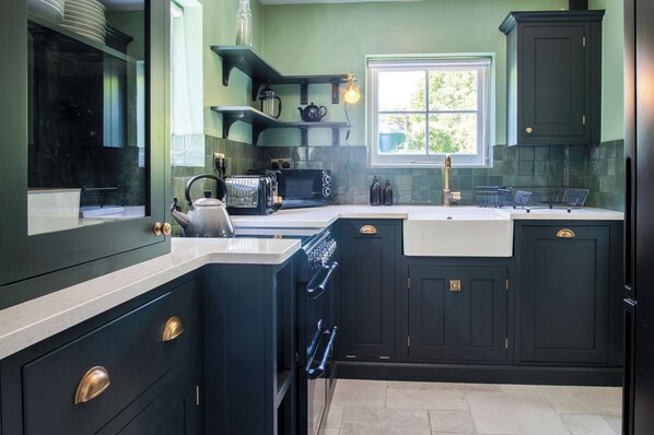 ChaumiÚre traditionnelle | Cuisine privée | Réfrigérateur, four à micro-ondes, un four, surface de cuisson