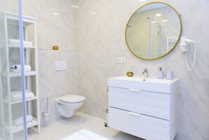 Chuveiro, toalhas de banho, sabonete 