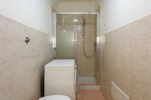 Dupleks Comfort | Kamar mandi | Perlengkapan mandi gratis, pengering rambut, handuk, dan tisu toilet
