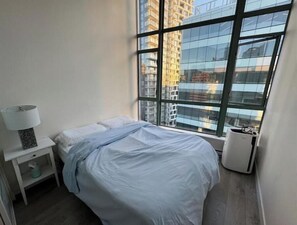 2 quartos, ferros/tábuas de passar roupa, berço de viagem