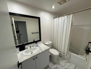Dusche, Haartrockner, Bidet, Handtücher