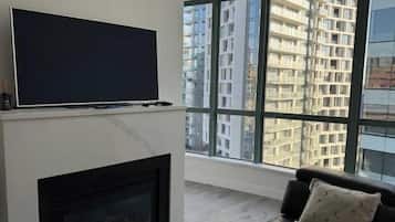 Smart TV, fireplace