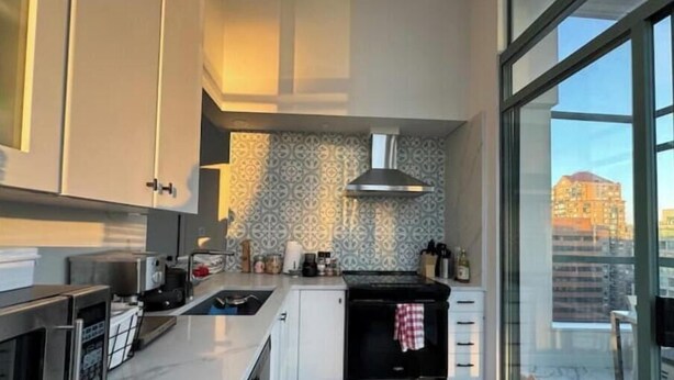 Unclassified image, 1 of 24, button - 2 Bedroom Penthouse Loft DT Van! (Vancouver)