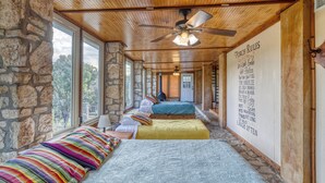 4 bedrooms, WiFi - Unique home on Catclaw Mountain with a pool and pet friendly (Concan)