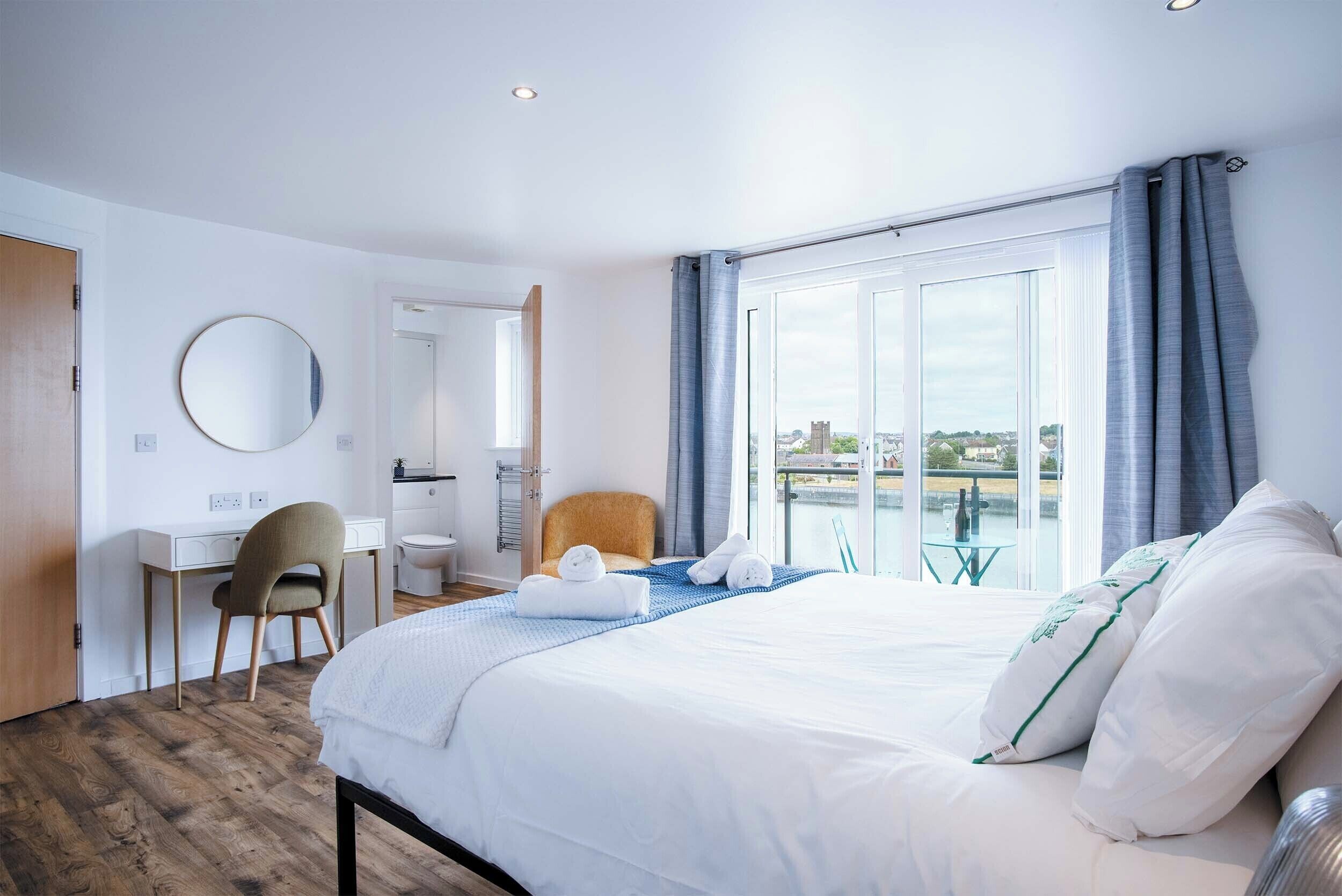 3 bedrooms, premium bedding, free WiFi, bed sheets