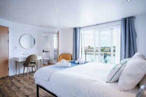 3 bedrooms, premium bedding, free WiFi, bed sheets - Skyline Duplex Penthouse - Llanelli (Llanelli)