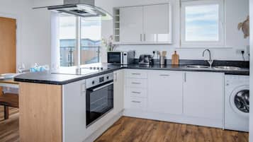 Lemari es, microwave, oven, dan kompor