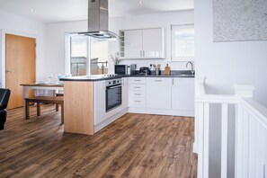 Fridge, microwave, oven, stovetop - Skyline Duplex Penthouse - Llanelli (Llanelli)