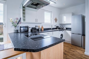Fridge, microwave, oven, stovetop - Skyline Duplex Penthouse - Llanelli (Llanelli)
