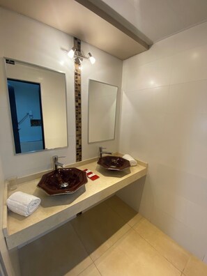 Premium Room | Bathroom | Towels, soap, shampoo, toilet paper