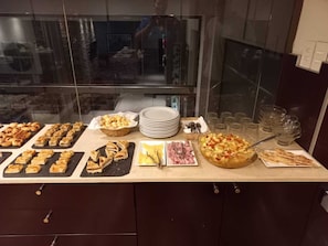 Café da manhã completo grátis todos os dias