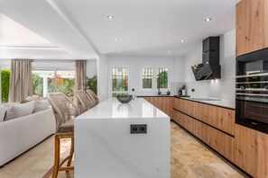 Réfrigérateur, micro-ondes, four, lave-vaisselle