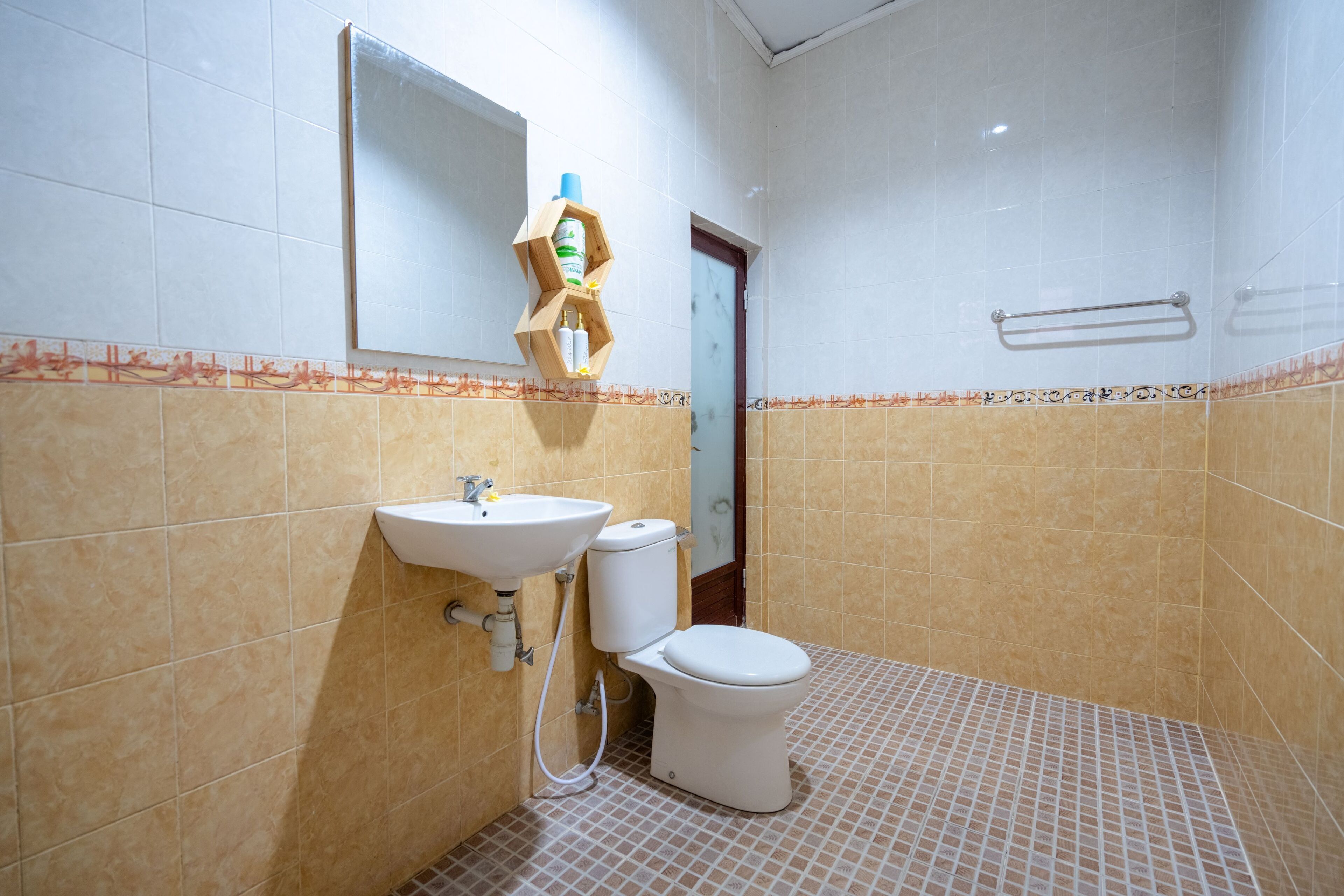 Camera Deluxe, 1 letto queen | Bagno | Doccia, set di cortesia gratuito, asciugamani, sapone