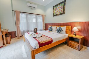 Rom – deluxe, 1 queensize-seng | Skrivebord, wi-fi (inkludert) og sengetøy