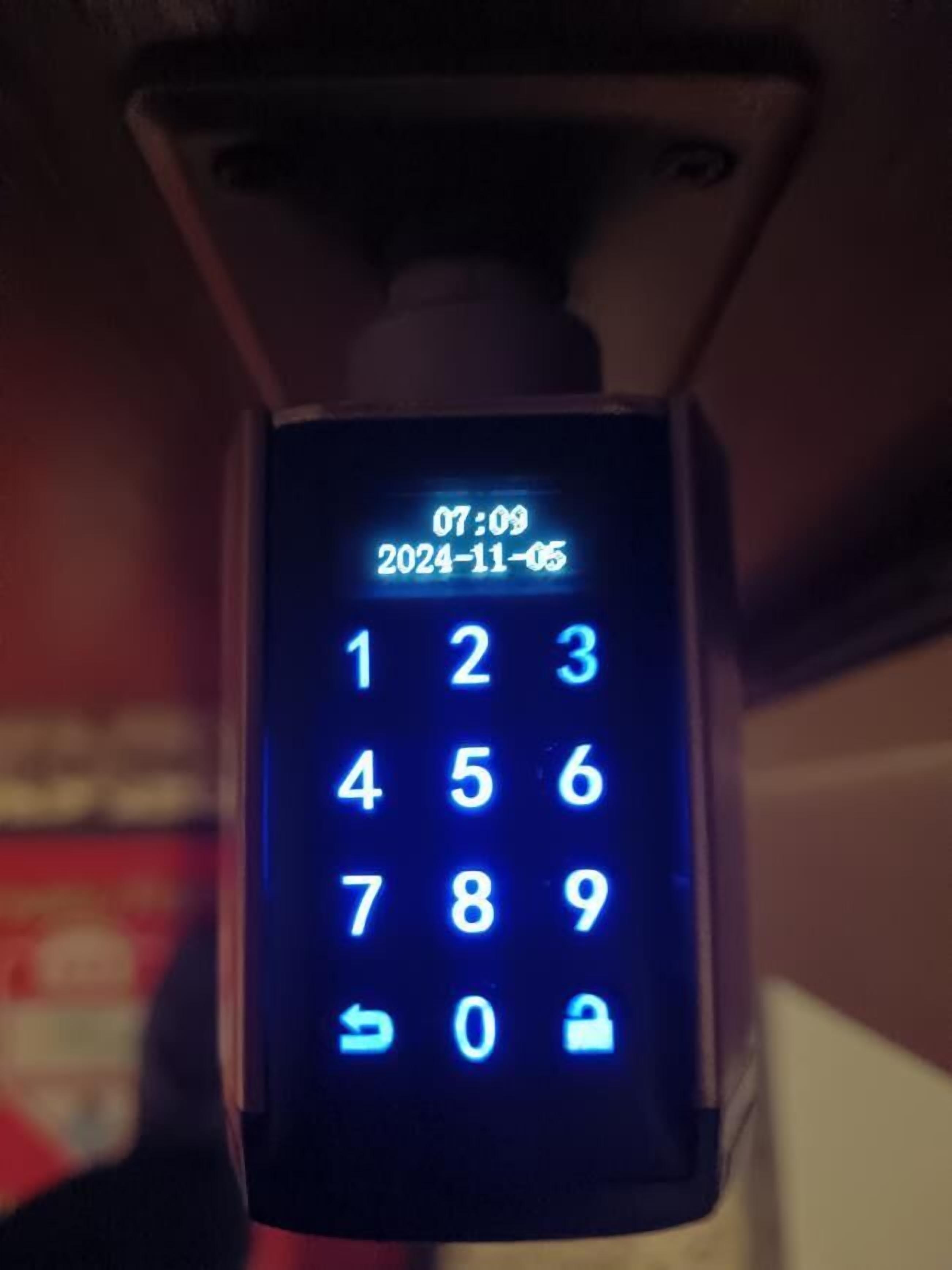 Eine digitale Tastatur mit Datums- und Zeitanzeige.