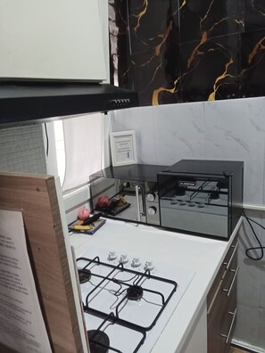 Superior Room, 1 King Bed, Non Smoking, Kitchenette | Private kitchen | Mini-fridge, microwave, oven, stovetop - Floris Guest House Milan (Milan)