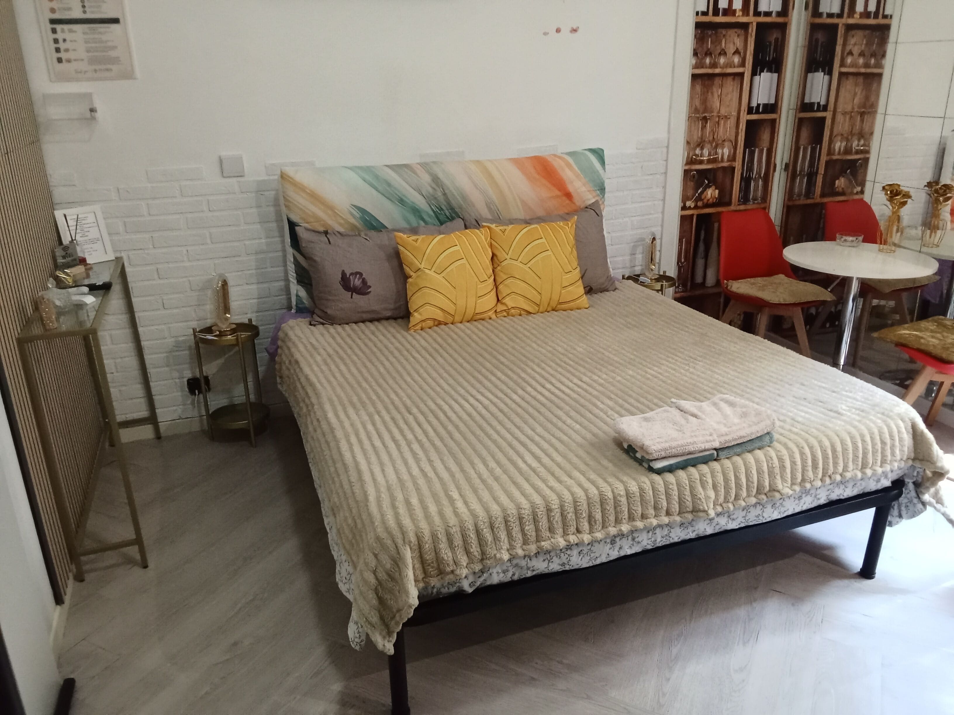 Superior Room, 1 King Bed, Non Smoking, Kitchenette | 1 bedroom, WiFi (free)