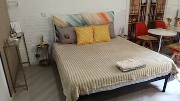 Superior Room, 1 King Bed, Non Smoking, Kitchenette | 1 bedroom, WiFi (free)
