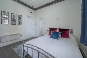 1 soverom, safe på rommet, strykejern/-brett og wi-fi (inkludert)