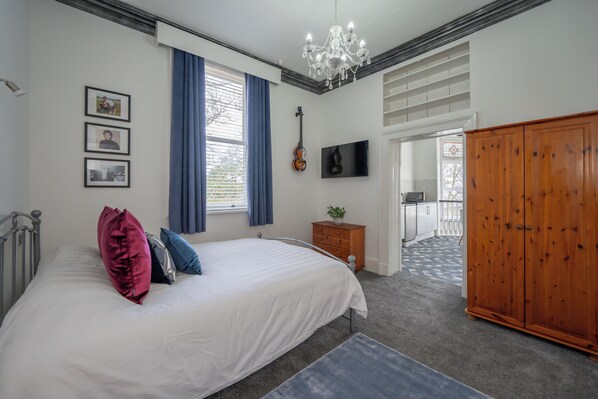 1 soverom, safe på rommet, strykejern/-brett og wi-fi (inkludert)