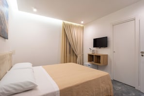 Shower, hair dryer, slippers, towels - La Maison di Tina (Naples)