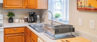 Live Oak Oasis - Getaway Close to Legoland! Sleeps 8 Guests, Fenced yard, Games