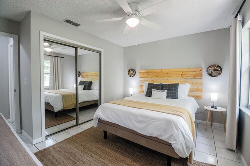 Live Oak Oasis - Getaway Close to Legoland! Sleeps 8 Guests, Fenced yard, Games