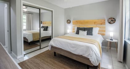 Live Oak Oasis - Getaway Close to Legoland! Sleeps 8 Guests, Fenced yard, Games