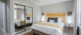 Live Oak Oasis - Getaway Close to Legoland! Sleeps 8 Guests, Fenced yard, Games
