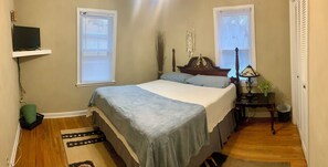 3 bedrooms, desk, WiFi, bed sheets