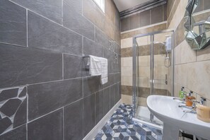 Hair dryer, towels, soap, shampoo - Stay where it all began for The Beatles! (West Derby)