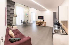 Appartamento Green | Private kitchen | Full-size fridge, microwave, oven, stovetop - Three houses Toledo (Naples)